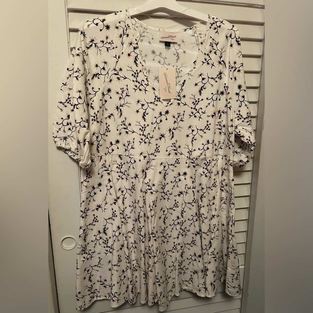 Universal‎ Thread Cream Floral Dress